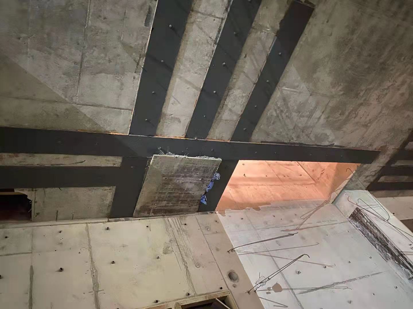 山东楼板开洞用粘钢加固还是碳纤维布加固